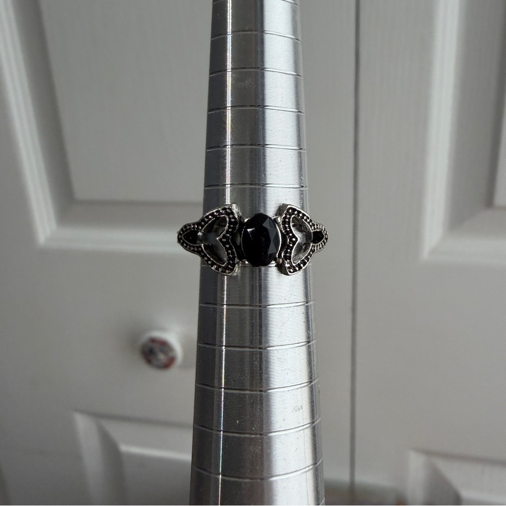 Black oval stone ornate silver color band size 5.5/6